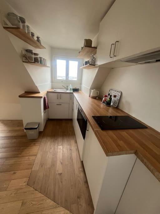 Cosy Sur La Festive Rue Du Fbg Saint-denis Paris