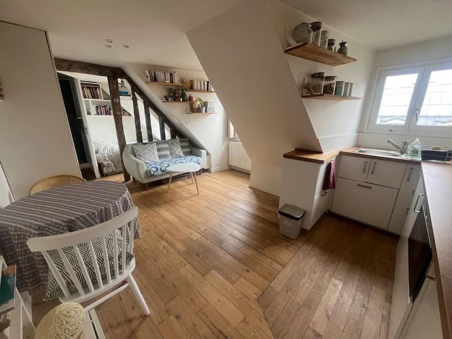 Cosy Sur La Festive Rue Du Fbg Saint-denis * Paris